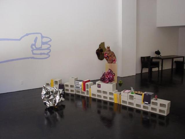 Anna SEW HOY broken arm - installation view